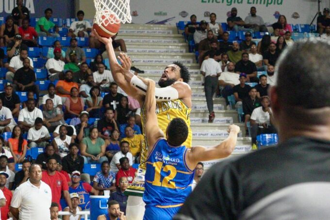 San Carlos, convincente ante Mauricio Báez en cuarto triunfo seguido y es el primero clasificado del grupo A